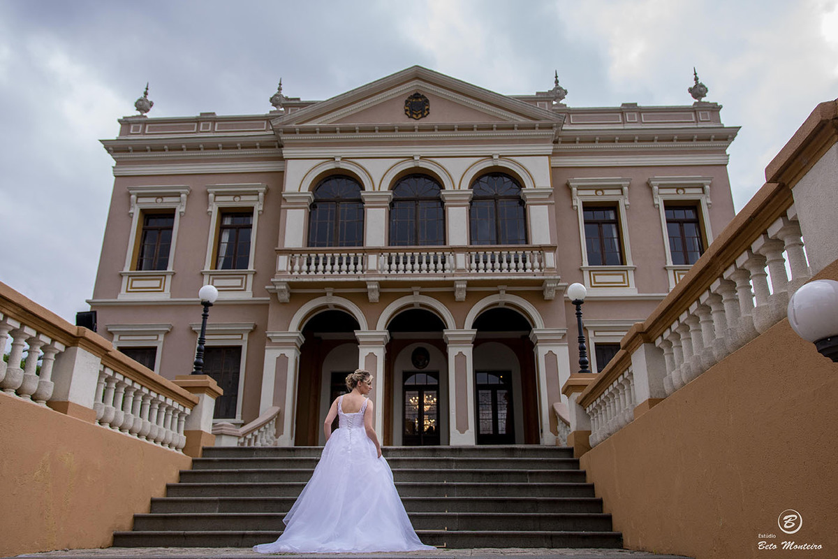 noiva subindo as escadas Noiva olhando para buque - Casamento noturno - Casamento - Wedding - Pré-Casamento - Cobertura de casamento - filmagem de casamento Curitiba - Pré-Wedding - fotógrafo de casamento Curitiba - Estúdio Beto Monteiro