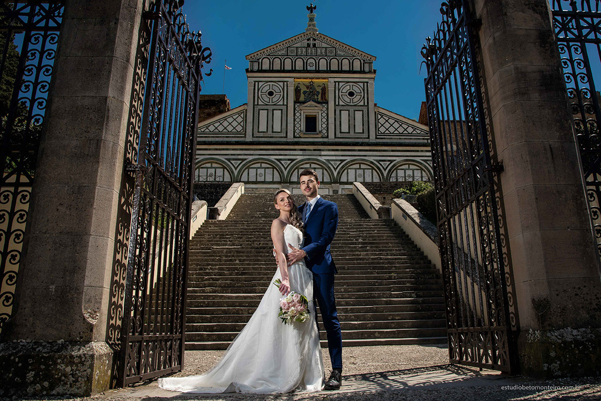 noivos na italia terno azul fundo europeu florença - Casamento - Wedding - Pré-Casamento - Cobertura de casamento - filmagem de casamento Curitiba - Pré-Wedding - fotógrafo de casamento Curitiba - Estúdio Beto Monteiro