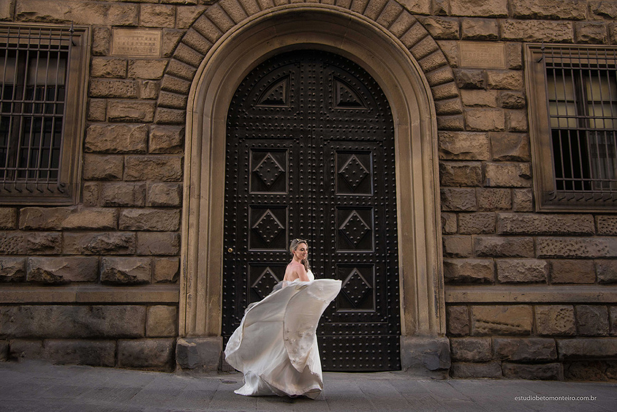 noiva rodando vestido na italia fundo europeu florença - Casamento - Wedding - Pré-Casamento - Cobertura de casamento - filmagem de casamento Curitiba - Pré-Wedding - fotógrafo de casamento Curitiba - Estúdio Beto Monteiro