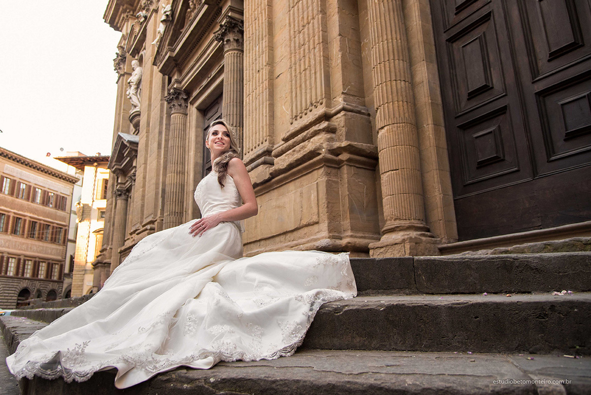 noiva sentada na italia fundo europeu florença - Casamento - Wedding - Pré-Casamento - Cobertura de casamento - filmagem de casamento Curitiba - Pré-Wedding - fotógrafo de casamento Curitiba - Estúdio Beto Monteiro
