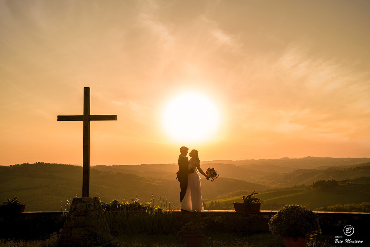 noivo e noiva por do sol - montanha - cruz - Casamento - Wedding - Pré-Casamento - Cobertura de casamento - filmagem de casamento Curitiba - Pré-Wedding - fotógrafo de casamento Curitiba - Estúdio Beto Monteiro