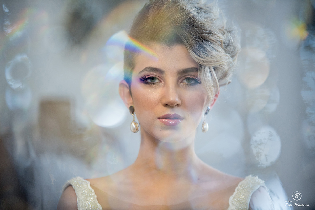 noiva loira atrás do lustre Noiva olhando para buque - Casamento noturno - Casamento - Wedding - Pré-Casamento - Cobertura de casamento - filmagem de casamento Curitiba - Pré-Wedding - fotógrafo de casamento Curitiba - Estúdio Beto Monteiro