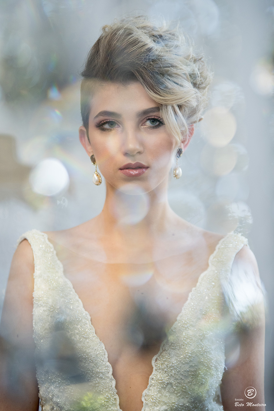 noiva loira atrás do lustre Noiva olhando para buque - Casamento noturno - Casamento - Wedding - Pré-Casamento - Cobertura de casamento - filmagem de casamento Curitiba - Pré-Wedding - fotógrafo de casamento Curitiba - Estúdio Beto Monteiro