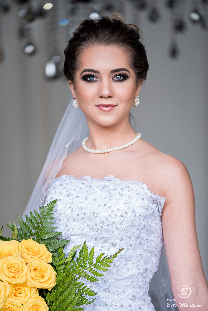 noiva - Noiva olhando para buque - Casamento noturno - Casamento - Wedding - Pré-Casamento - Cobertura de casamento - filmagem de casamento Curitiba - Pré-Wedding - fotógrafo de casamento Curitiba - Estúdio Beto Monteiro