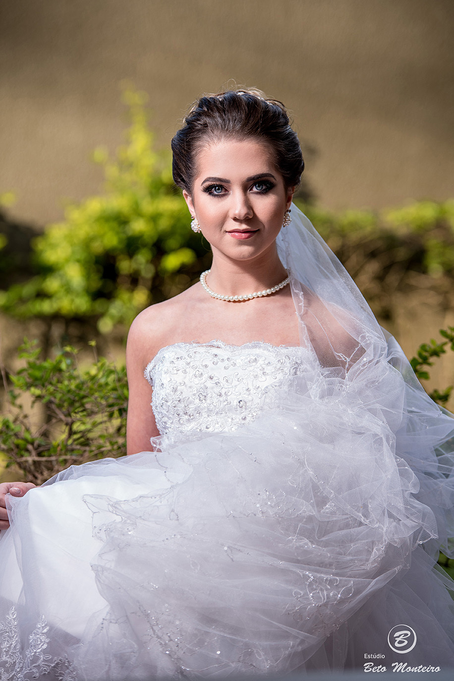 noiva - Noiva olhando para buque - Casamento noturno - Casamento - Wedding - Pré-Casamento - Cobertura de casamento - filmagem de casamento Curitiba - Pré-Wedding - fotógrafo de casamento Curitiba - Estúdio Beto Monteiro