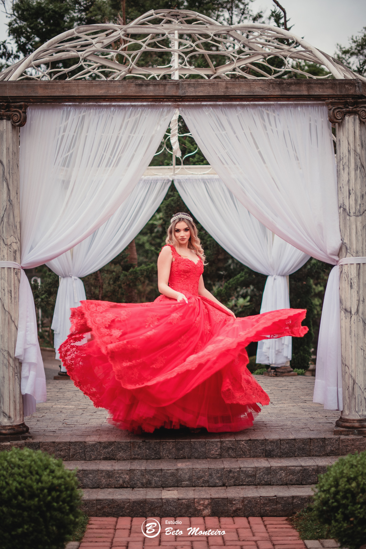 Aniversário de 15 anos - Foto e Filmagem - Debutante - Estúdio Beto Monteiro - Curitiba - fotografo de 15 anos - sessao de fotos - book de fotos - book de 15 anos - fotografo - leticia vieira - castello reale - pedro aquino - soul - vestido vermelho