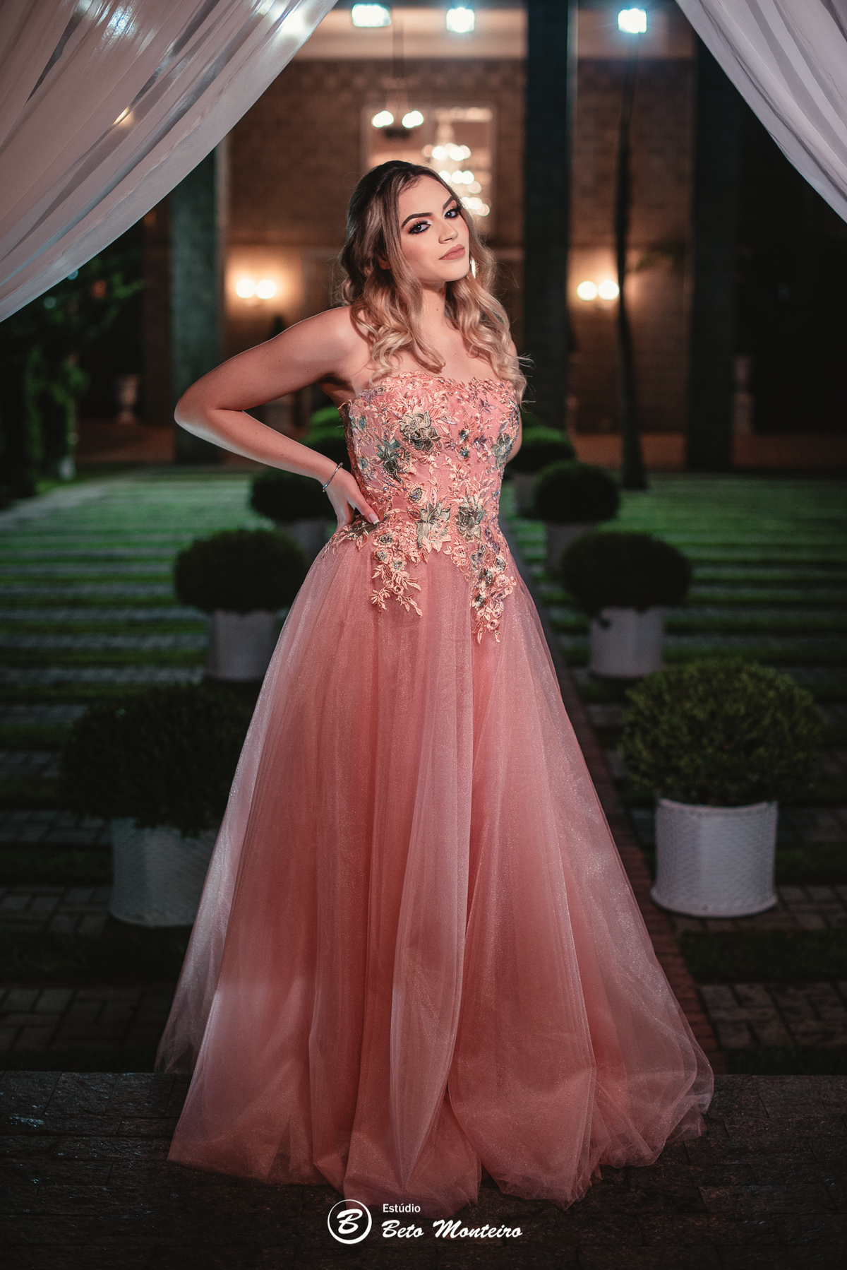 Aniversário de 15 anos - Foto e Filmagem - Debutante - Estúdio Beto Monteiro - Curitiba - fotografo de 15 anos - sessao de fotos - book de fotos - book de 15 anos - fotografo - leticia vieira - castello reale - pedro aquino - soul - vestido vermelho