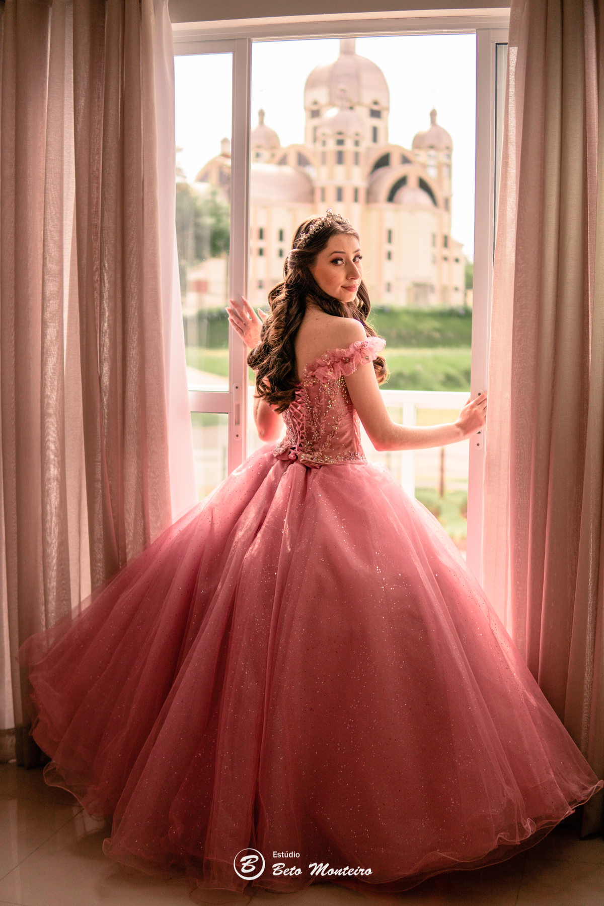 Aniversário de 15 anos - Foto e Filmagem - Debutante - Estúdio Beto Monteiro - Curitiba - fotografo de 15 anos - fotógrafa - sessao de fotos - book de fotos - book de 15 anos - fotografo - chácara ienkot - vestido - Lívia
