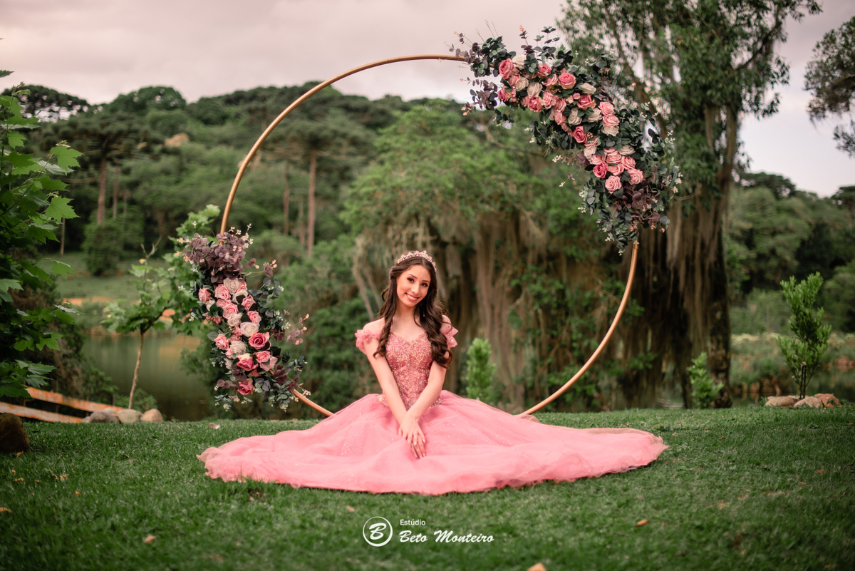 Aniversário de 15 anos - Foto e Filmagem - Debutante - Estúdio Beto Monteiro - Curitiba - fotografo de 15 anos - fotógrafa - sessao de fotos - book de fotos - book de 15 anos - fotografo - chácara ienkot - vestido - Lívia
