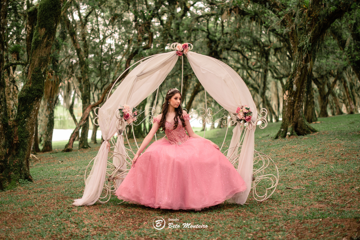 Aniversário de 15 anos - Foto e Filmagem - Debutante - Estúdio Beto Monteiro - Curitiba - fotografo de 15 anos - fotógrafa - sessao de fotos - book de fotos - book de 15 anos - fotografo - chácara ienkot - vestido - Lívia