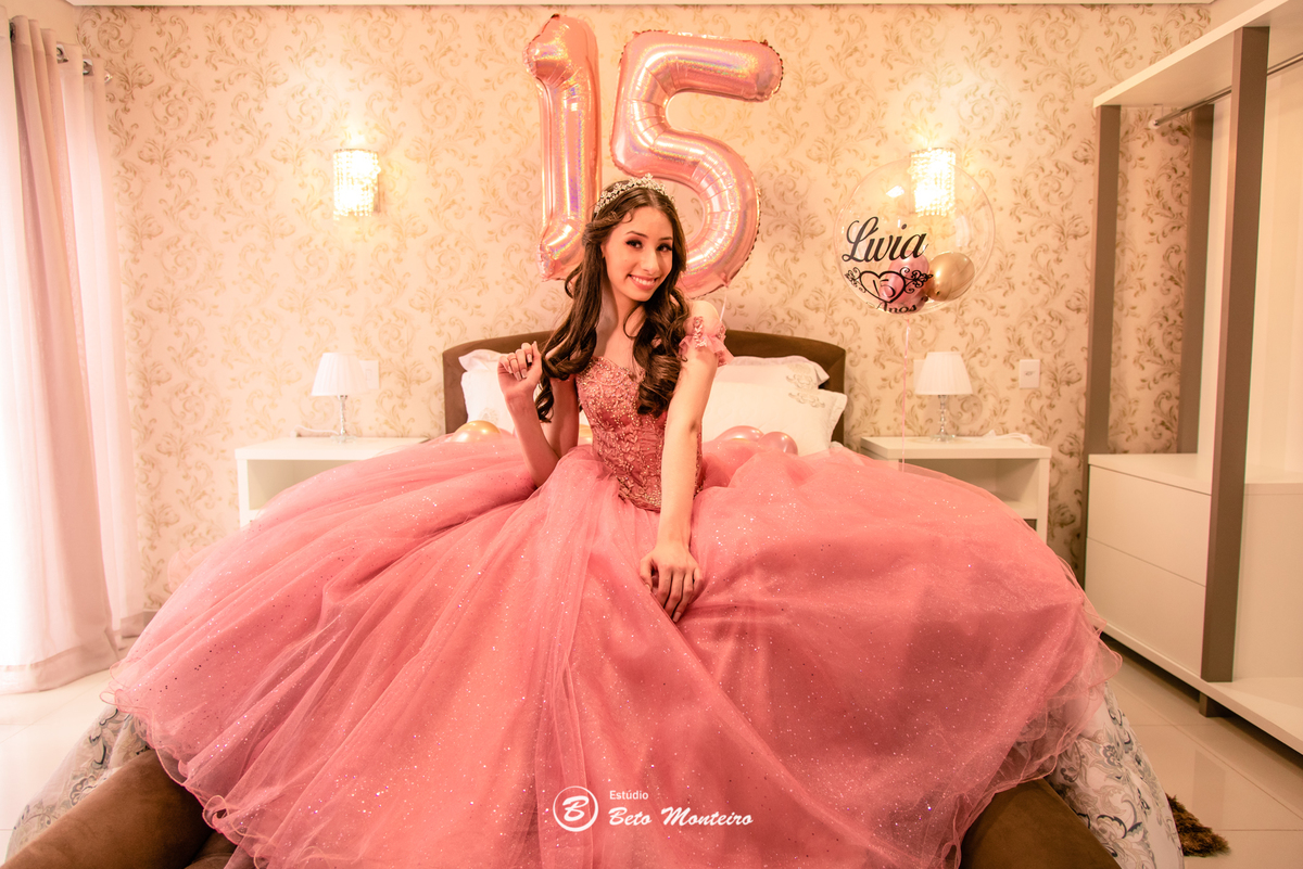 Aniversário de 15 anos - Foto e Filmagem - Debutante - Estúdio Beto Monteiro - Curitiba - fotografo de 15 anos - fotógrafa - sessao de fotos - book de fotos - book de 15 anos - fotografo - chácara ienkot - vestido - Lívia