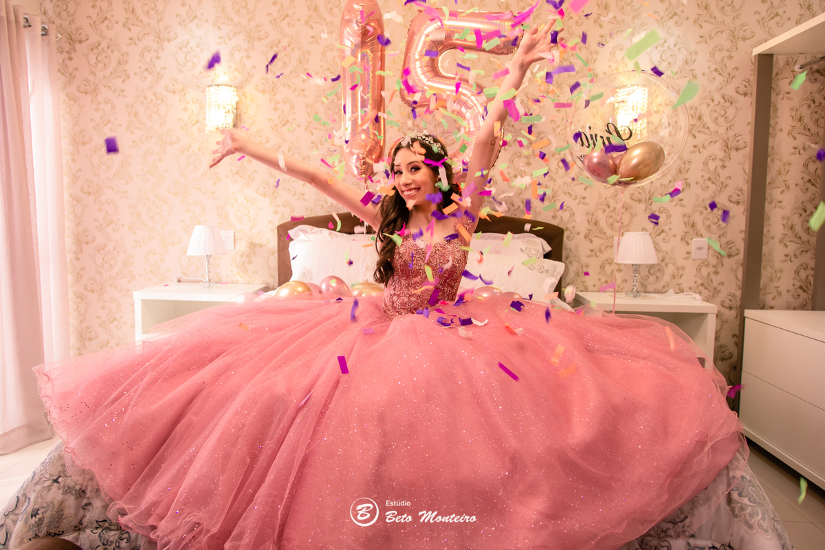 Aniversário de 15 anos - Foto e Filmagem - Debutante - Estúdio Beto Monteiro - Curitiba - fotografo de 15 anos - fotógrafa - sessao de fotos - book de fotos - book de 15 anos - fotografo - chácara ienkot - vestido - Lívia