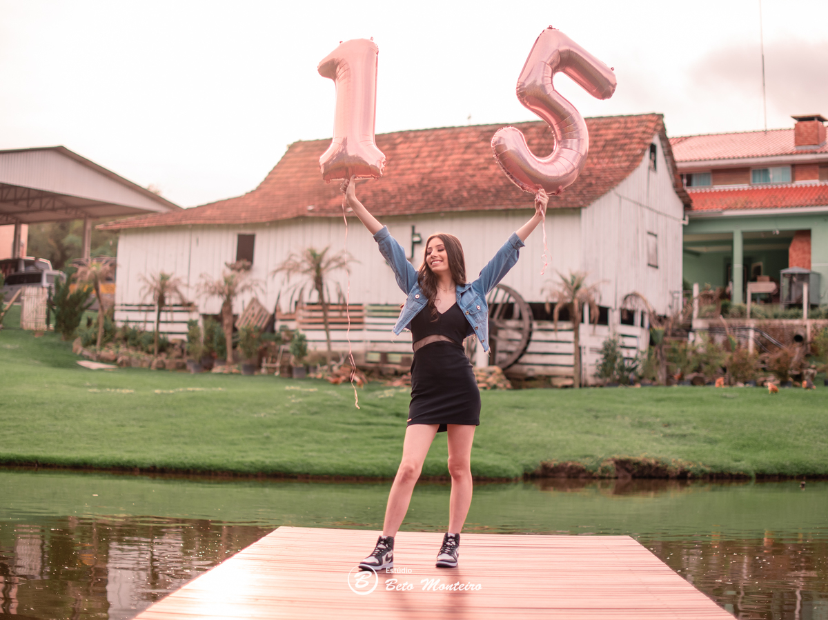 Aniversário de 15 anos - Foto e Filmagem - Debutante - Estúdio Beto Monteiro - Curitiba - fotografo de 15 anos - fotógrafa - sessao de fotos - book de fotos - book de 15 anos - fotografo - chácara ienkot - vestido - Lívia