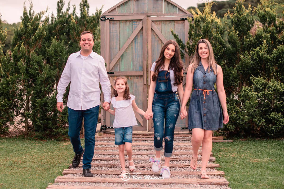 Aniversário de 15 anos - Foto e Filmagem - Debutante - Estúdio Beto Monteiro - Curitiba - fotografo de 15 anos - fotógrafa - sessao de fotos - book de fotos - book de 15 anos - fotografo - chácara ienkot - vestido - Lívia