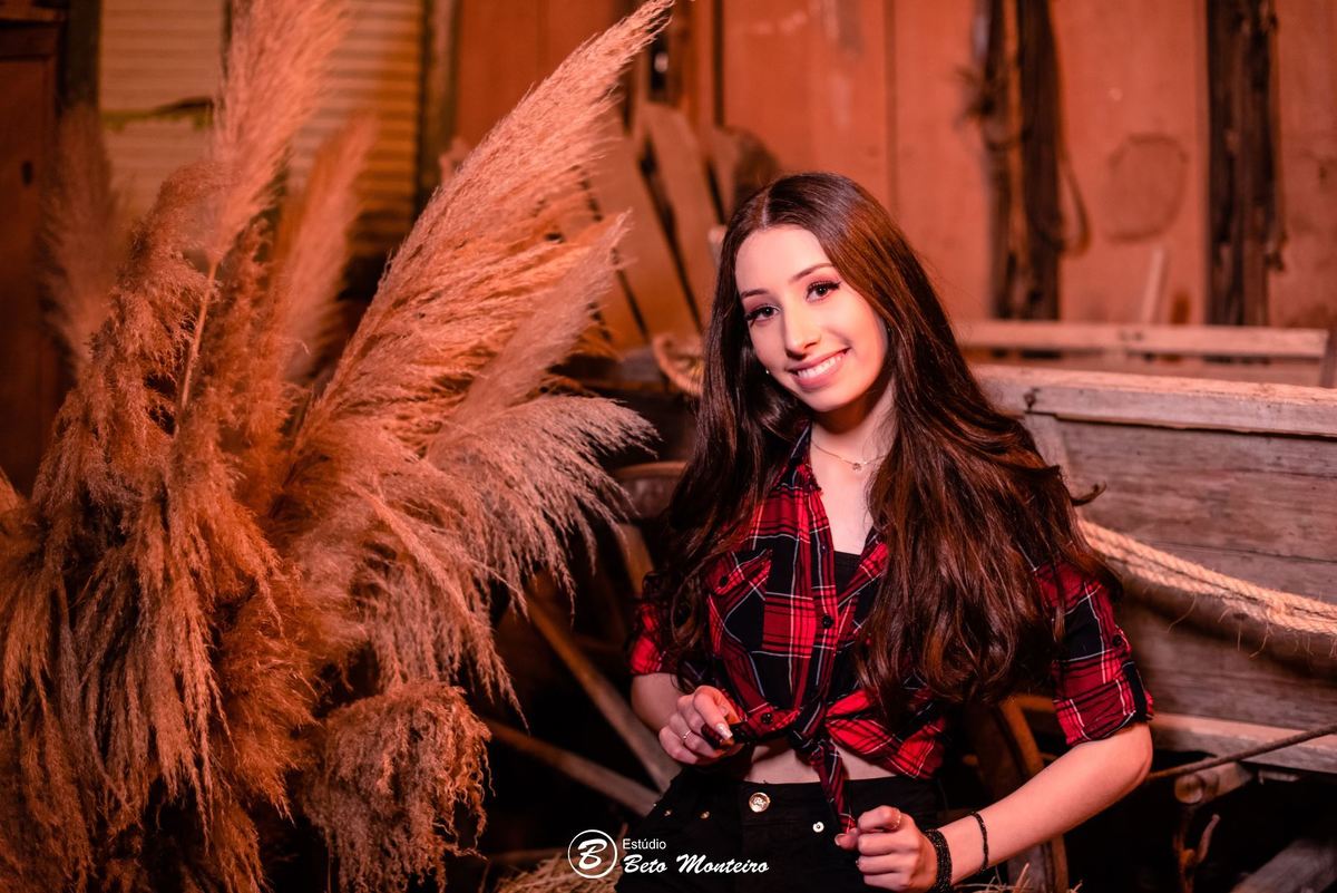 Aniversário de 15 anos - Foto e Filmagem - Debutante - Estúdio Beto Monteiro - Curitiba - fotografo de 15 anos - fotógrafa - sessao de fotos - book de fotos - book de 15 anos - fotografo - chácara ienkot - vestido - Lívia