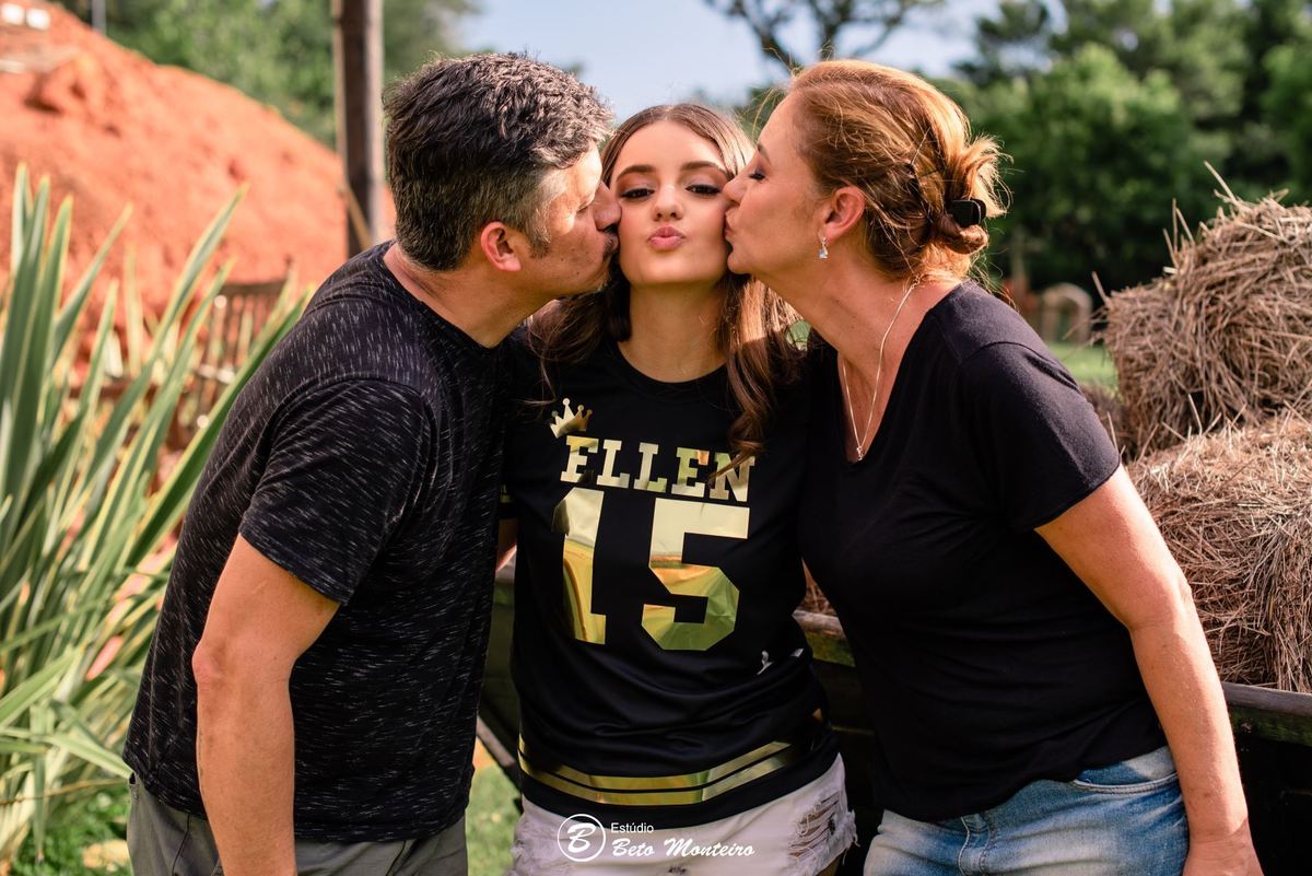 Aniversário de 15 anos - Foto e Filmagem - Debutante - Estúdio Beto Monteiro - Curitiba - fotografo de 15 anos - fotógrafa - sessao de fotos - book de fotos - book de 15 anos - fotografo - chácara happy ranch - vestido - Ellen