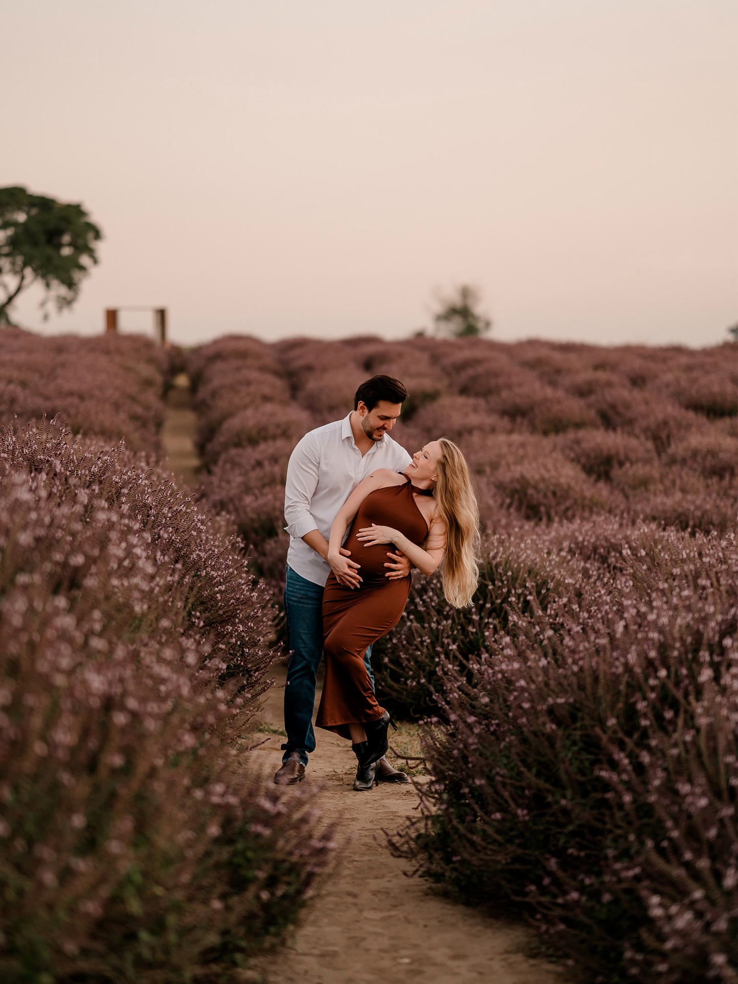 Sob um pôr do sol que coloriu o cenário, o doce momento da @fabischwengber e João