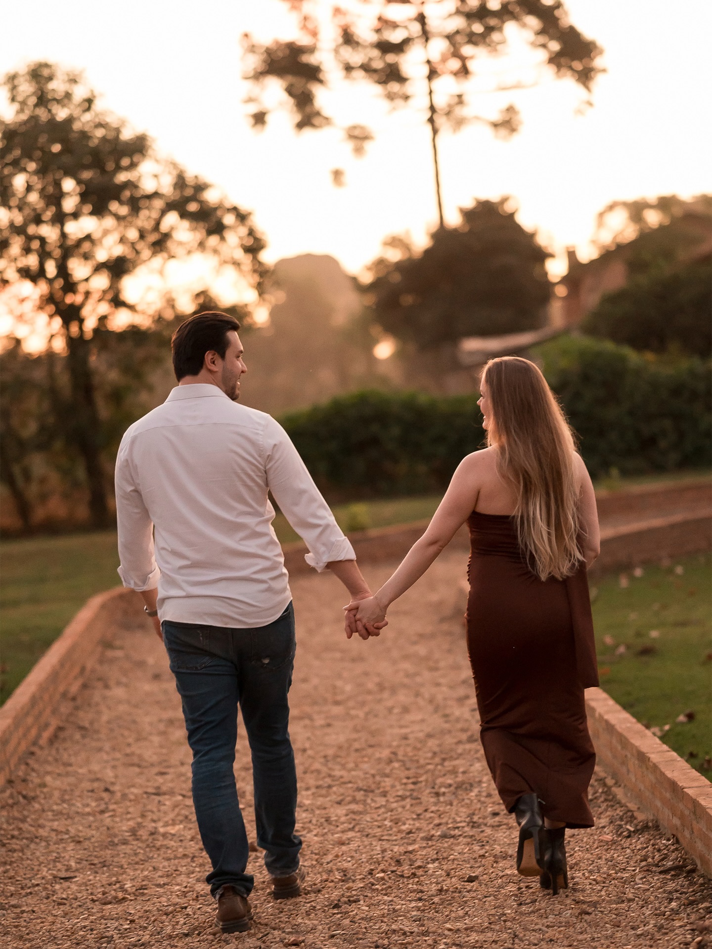Sob um pôr do sol que coloriu o cenário, o doce momento da @fabischwengber e João