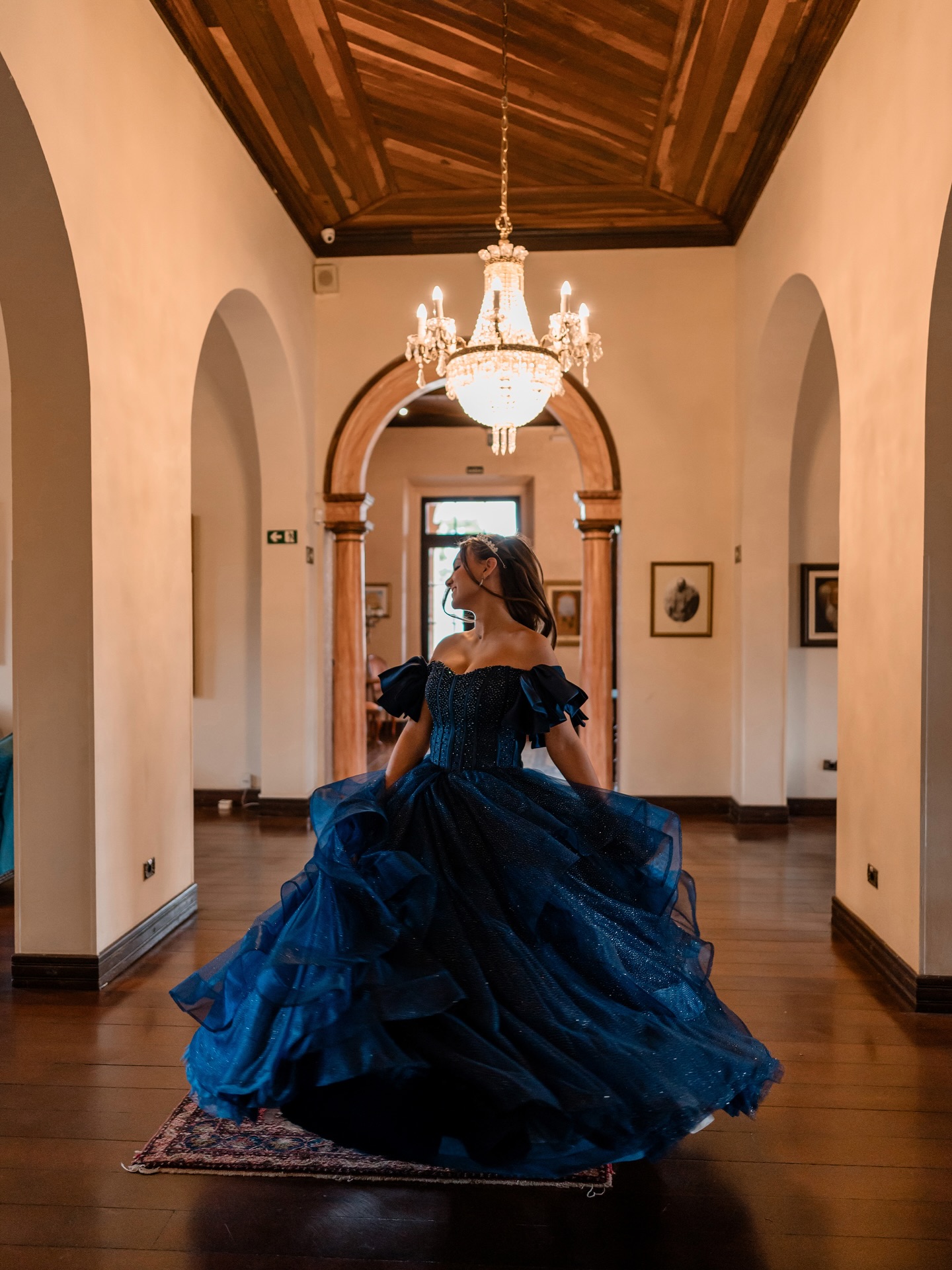 @helena.longares brilhou no ensaio de 15 anos no @palaciogaribaldi