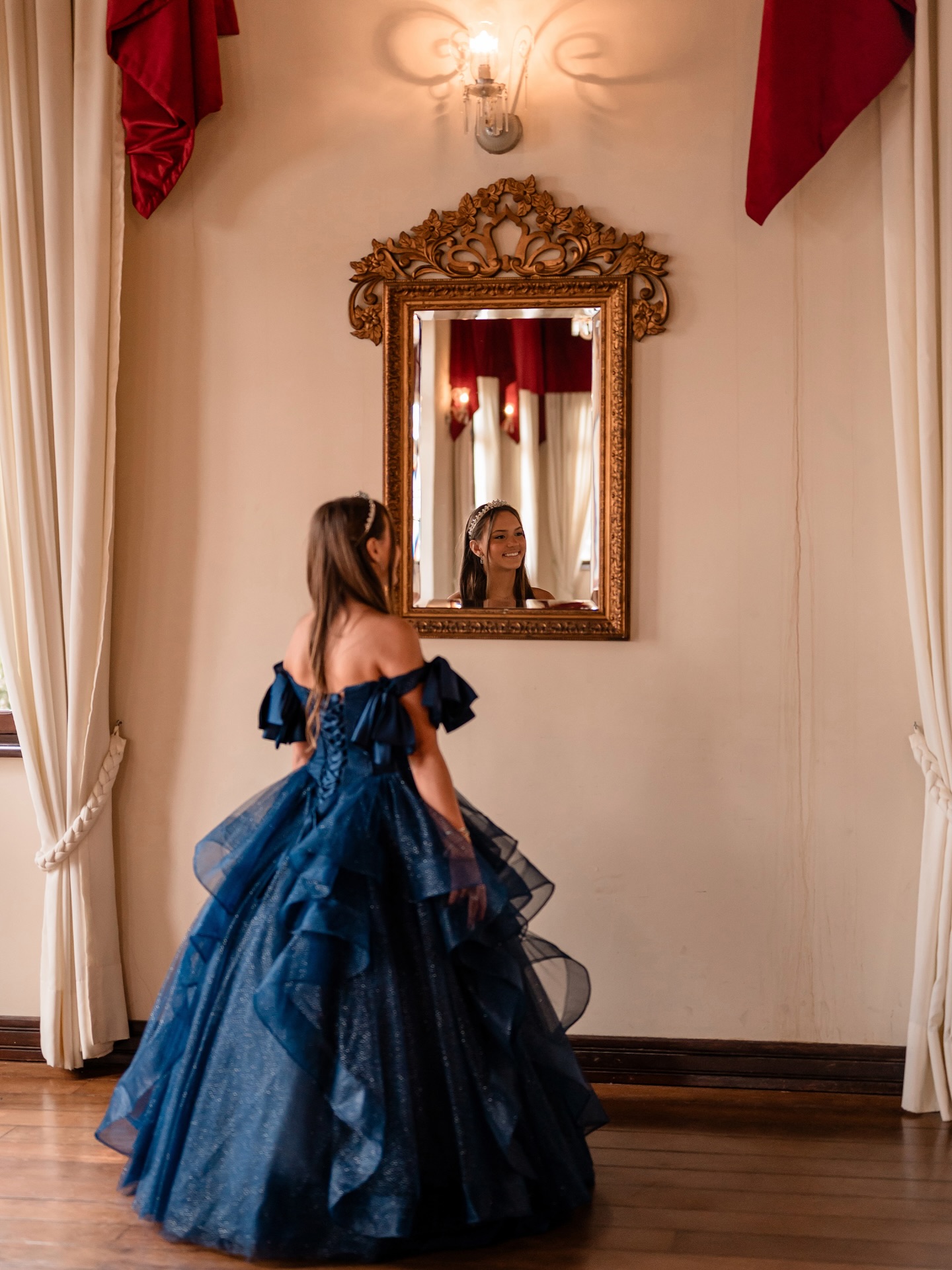 @helena.longares brilhou no ensaio de 15 anos no @palaciogaribaldi
