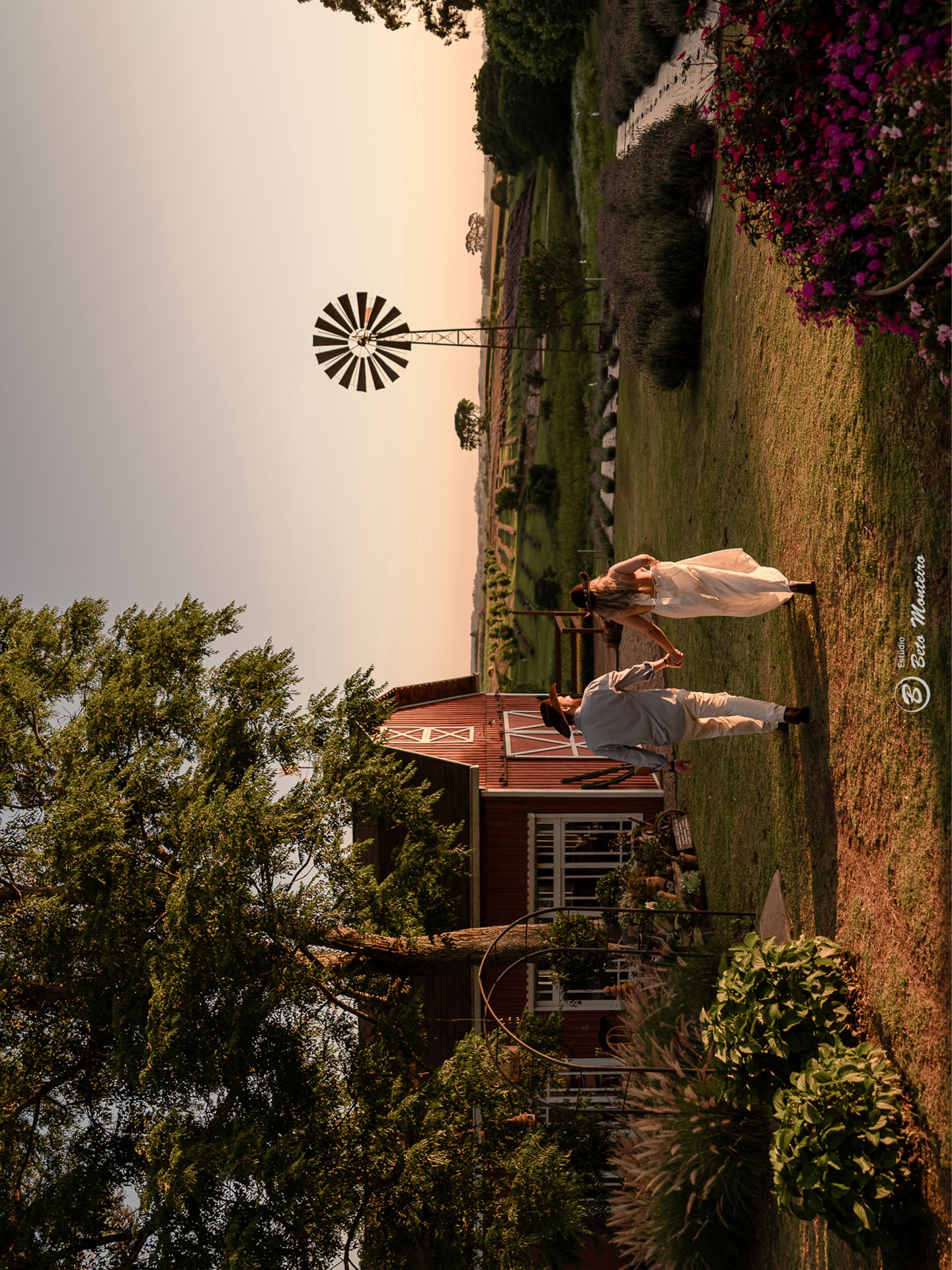 Chapéu na cabeça, pôr do sol no horizonte e um amor pronto pra qualquer estrada