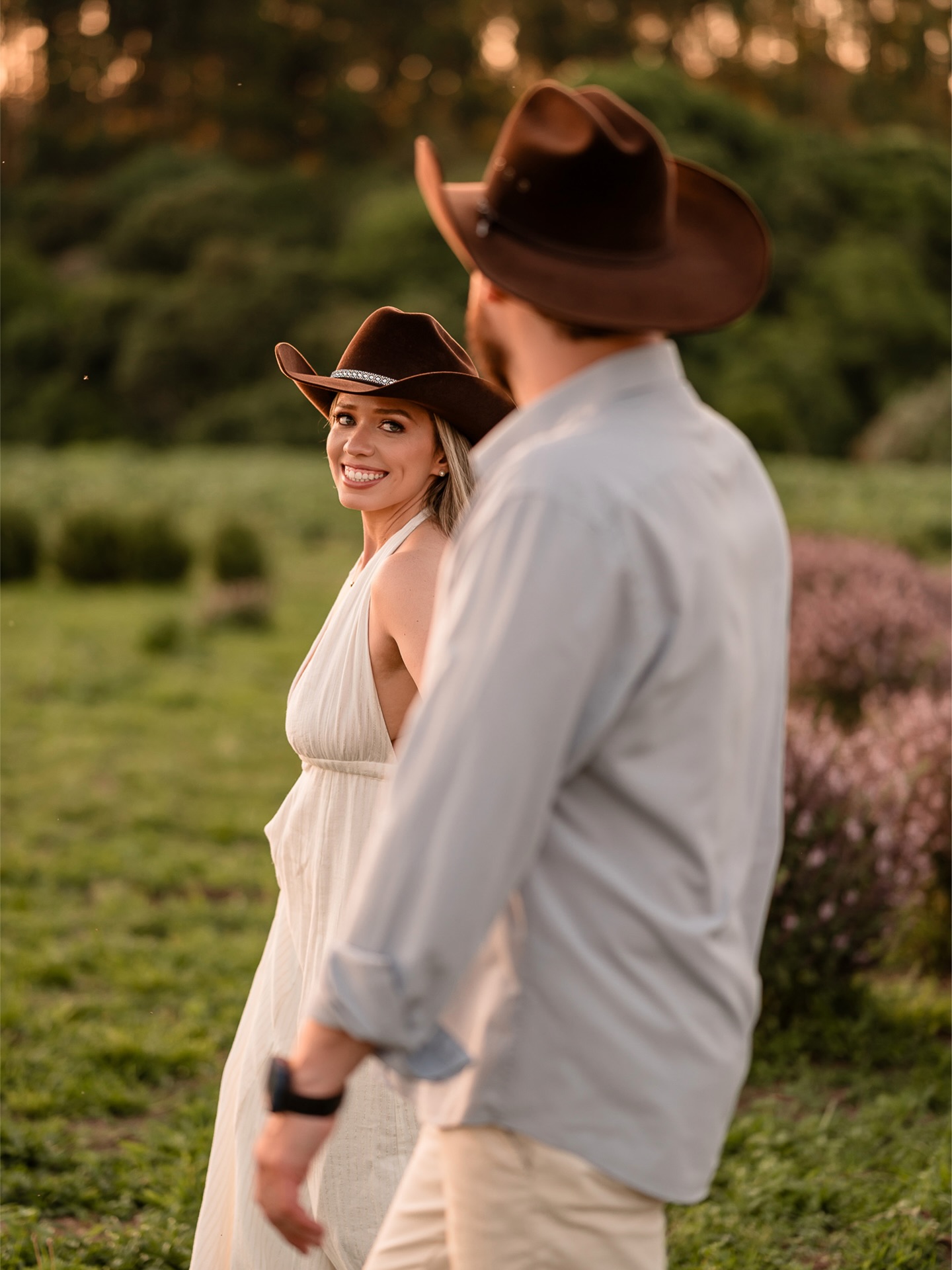 Chapéu na cabeça, pôr do sol no horizonte e um amor pronto pra qualquer estrada