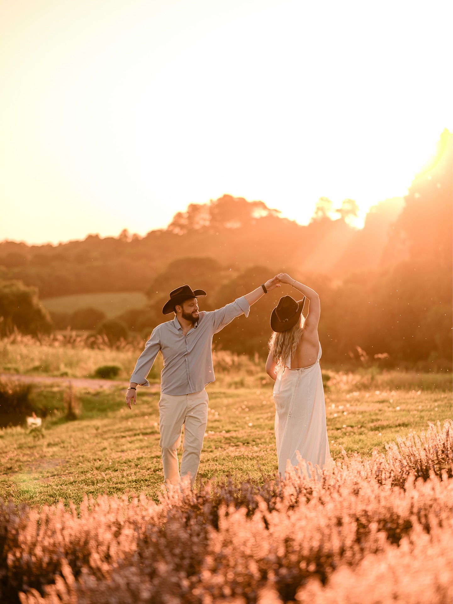 Chapéu na cabeça, pôr do sol no horizonte e um amor pronto pra qualquer estrada